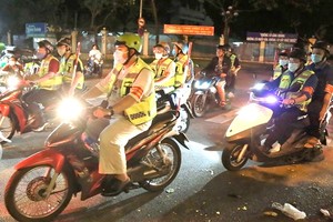 第五郡第八坊人民巡邏小組參加維護秩序治安工作。