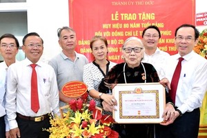 黎氏紅福同志榮獲 80 年黨齡紀念章