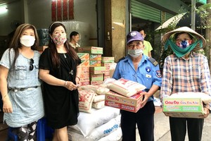 梁柳嬋(左二)向勞動窮苦人家發送禮物。