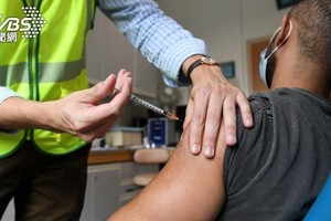 醫護人員替民眾接踵猴痘疫苗。（圖/達志影像路透社）