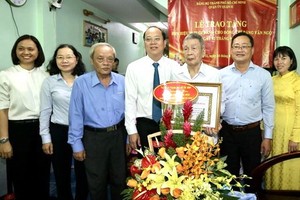 向高齡黨員頒授黨齡紀念章