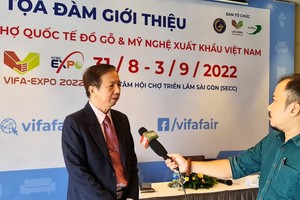 聯明木製品股份公司總經理鄧國鴻接受訪問。