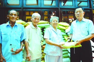 福建二府會館關照孤寡和高齡鄉親