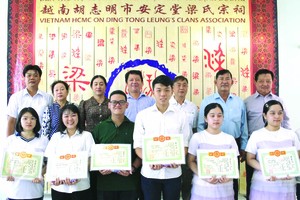 郡、坊領導和梁氏宗祠理事長梁萬榮 (後排右一)與大學生合照留念。