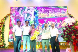 華人熱心人士王永勝(右二)向土龍木本 頭公廟贊助5000萬元善款。