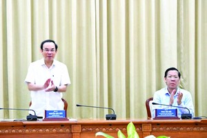 市委書記阮文年指導會議和市人委會主席潘文邁主持會議。