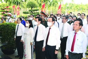 市領導出席各位原黨領導 81 週年忌辰