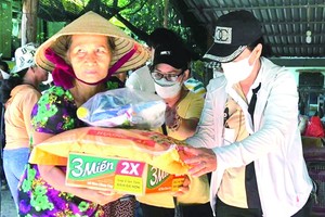 “愛心之家”慈善組向平順省貧困者派發禮物。