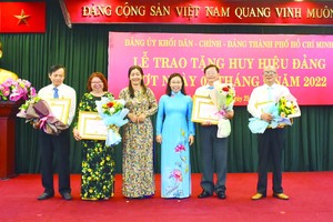 市各少數民族文學藝術協會常值副主席張四妹(左二) 榮獲30年黨齡紀念章。