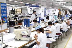 企業推動技術投資以提高生產效率。