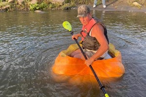 男子划南瓜船行駛 61 公里