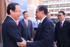 市委書記阮文年與沙灣拿吉省 委書記、省長山迪帕在集會上會晤。