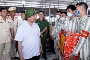 國家主席阮春福探望囚犯。