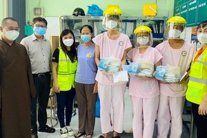 釋圓福大德向參加抗疫的醫療志願力量贈送禮物。