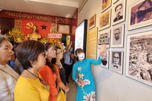 海外僑胞代表團觀看圖片與資料。