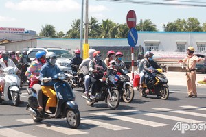 交警節日在交通擁堵熱點全天候值勤