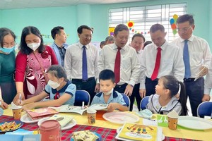 市領導探訪黎貴惇小學的學生。