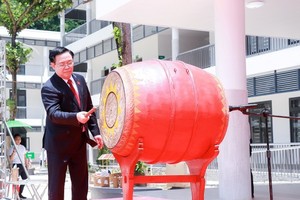 國會主席王廷惠在圻山高中學校擊鼓開學。