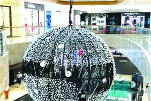 “超級人造月”