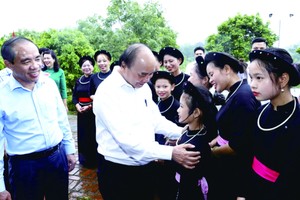 國家主席阮春福與山陽縣新立村俱樂部成員親切交談。