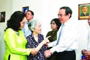 市委書記阮文年親切問候已故總書記黎鴻鋒家屬。