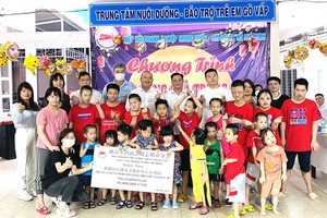 本市中商會向舊邑郡兒童保護中心贈送中秋禮物。