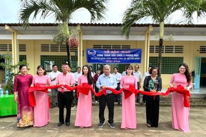 雙龍慈善組常務顧問鄭鑫發 (左五)和組員項惠文(左三)為重 修維新的５間課室進行剪彩。