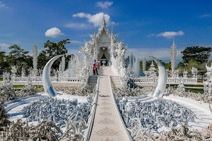 鬼斧神工的泰國白龍寺。
