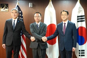 韓美日對朝代表在會談前握手合影。