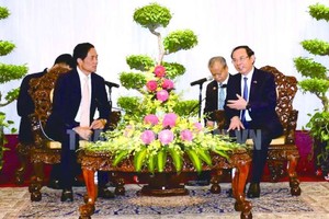 市委書記阮文年接見柬埔寨首都金邊市市長、金邊市人民革命黨部主席坤盛。