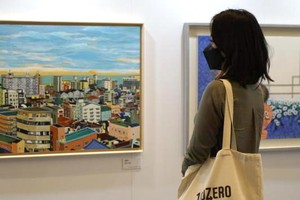 市民在春秋館參觀藝術展。圖源：互聯網