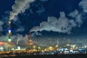 燃煤發電廠排放的廢氣造成了空氣污染。