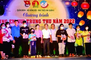 第六郡各部門領導與雙龍慈善組代表向少兒贈送中秋禮物。