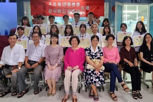 校委及老師與畢業生合照。