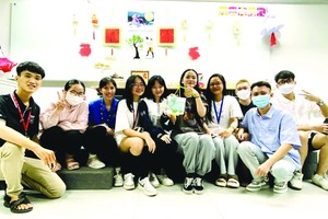 講師和大學生合照留念。