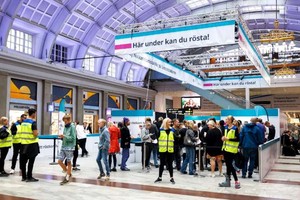 位於瑞典斯德哥爾摩中心火車站內的投票站。