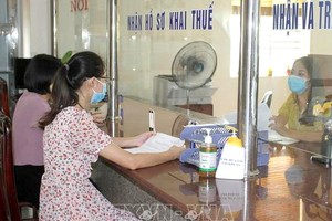 民眾在辦理稅務手續。