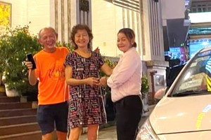 司機阮氏美貞把遺留在車上的手機交還外籍遊客。