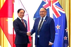 越南外交部長（左）與新西蘭國會議長合影。