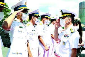 越南海軍軍官歡迎韓國海軍軍官。