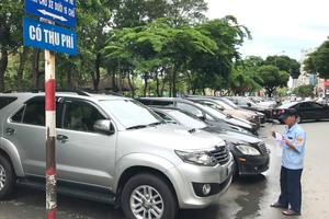 市公安力量將處罰在市中心區路邊停車但不繳費場合。