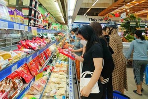 消費者在Co.opXtra超市購買國貨。