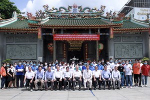 義安會館理事會暨勵學會成員與獲獎大學生合照留念。