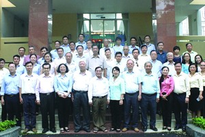 市越南祖國陣線委員會主席陳金燕(前排中)與郡領 導和各華人會館理事會代表合照留念。