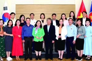 市人民議會主席阮氏麗與大使館工作人員合影。