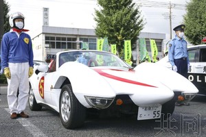 日警方與動畫片中賽車同巡邏