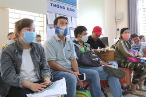 勞動者正在守德市社保機關等待辦理享一次性社保手續。