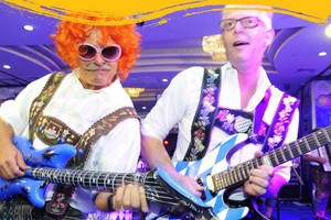 外國樂隊參加表演。