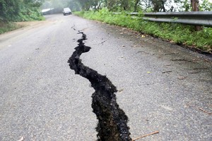墨西哥19日才發生規模7.6大地震，22日再爆6.8強震。圖為19日地震造成路面裂開。（圖／路透社）