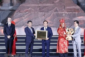 越南岱依族、儂族和泰族的灘倫曲獲頒人類非物質文化遺產 代表作名錄證書的授證儀式。